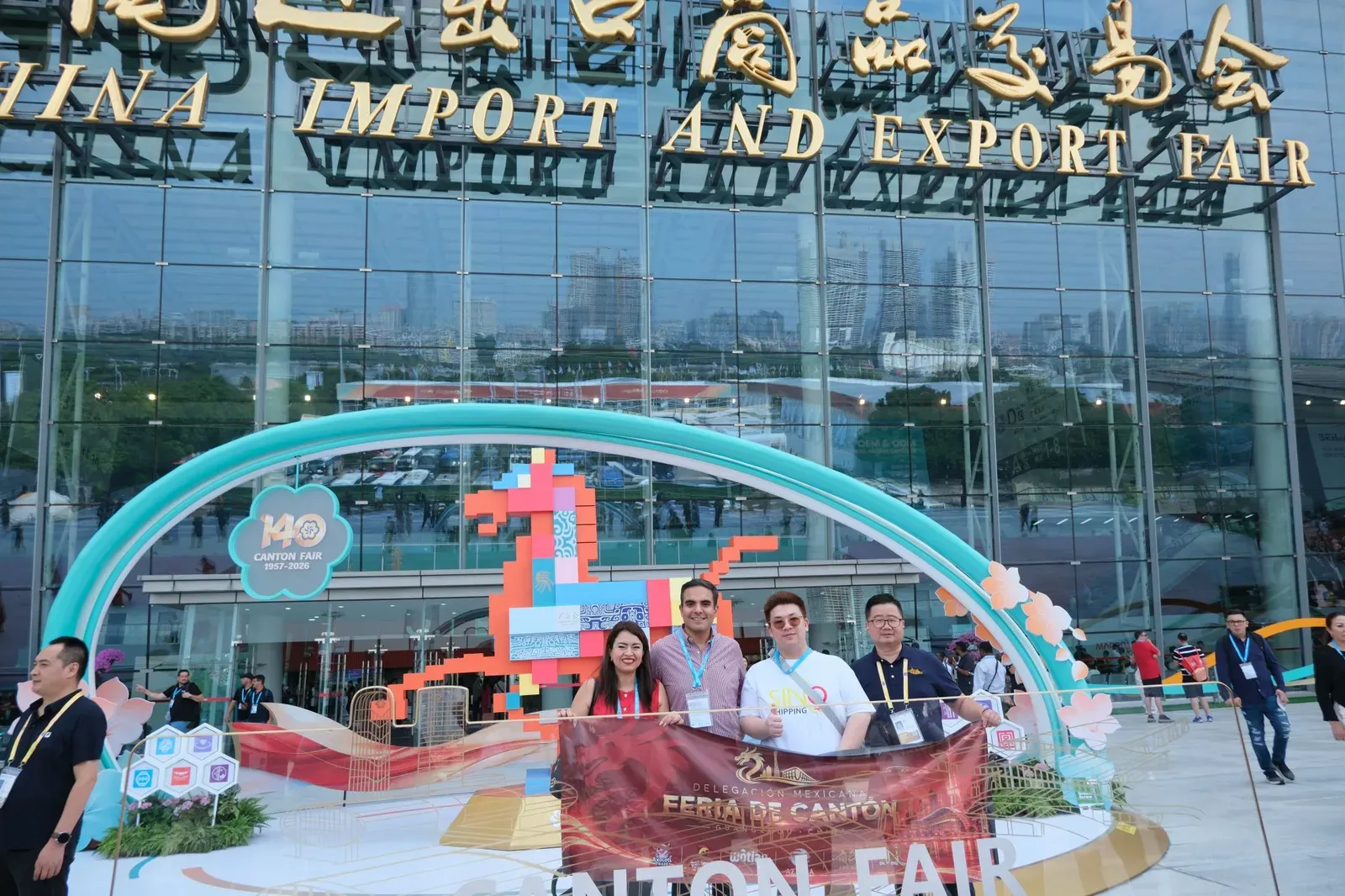 En la entrada de la 140.ª Feria de Cantón con compradores de la Delegación Mexicana.