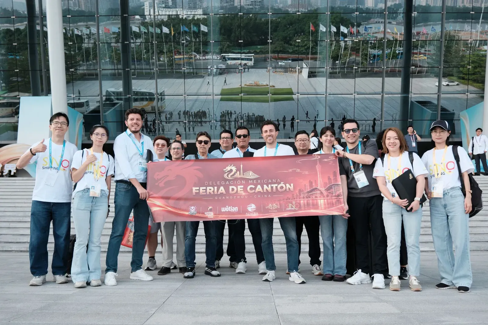 Octubre de 2026: la Delegación Mexicana con nuestro equipo en las escalinatas de la 140.ª Feria de Cantón.
