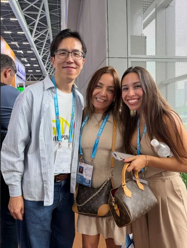 Recibiendo a importadores latinoamericanos en el pabellón de la Feria de Cantón en Guangzhou.