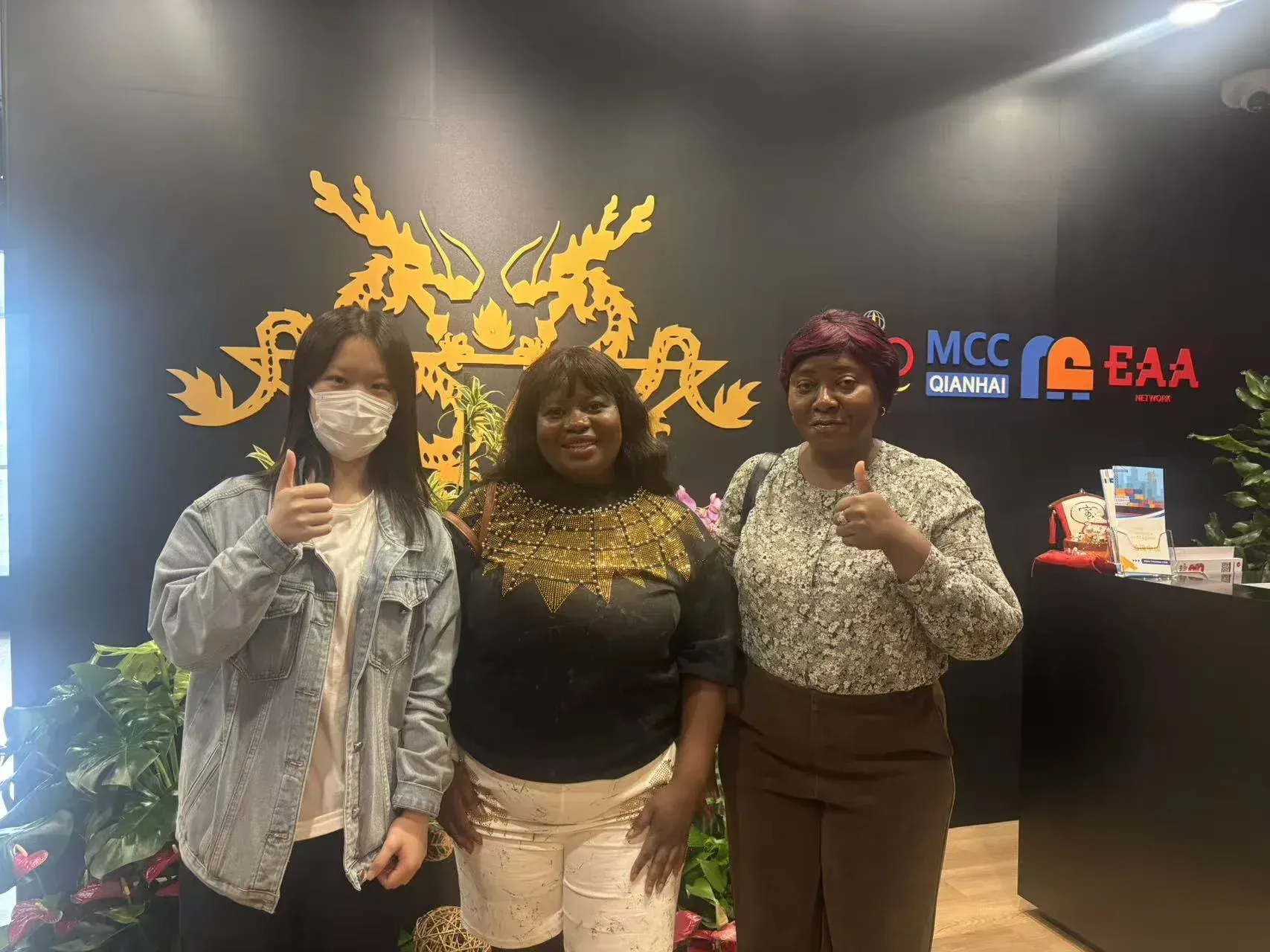 Foto de grupo con Mimi y Fatima en nuestra oficina de Guangzhou.
