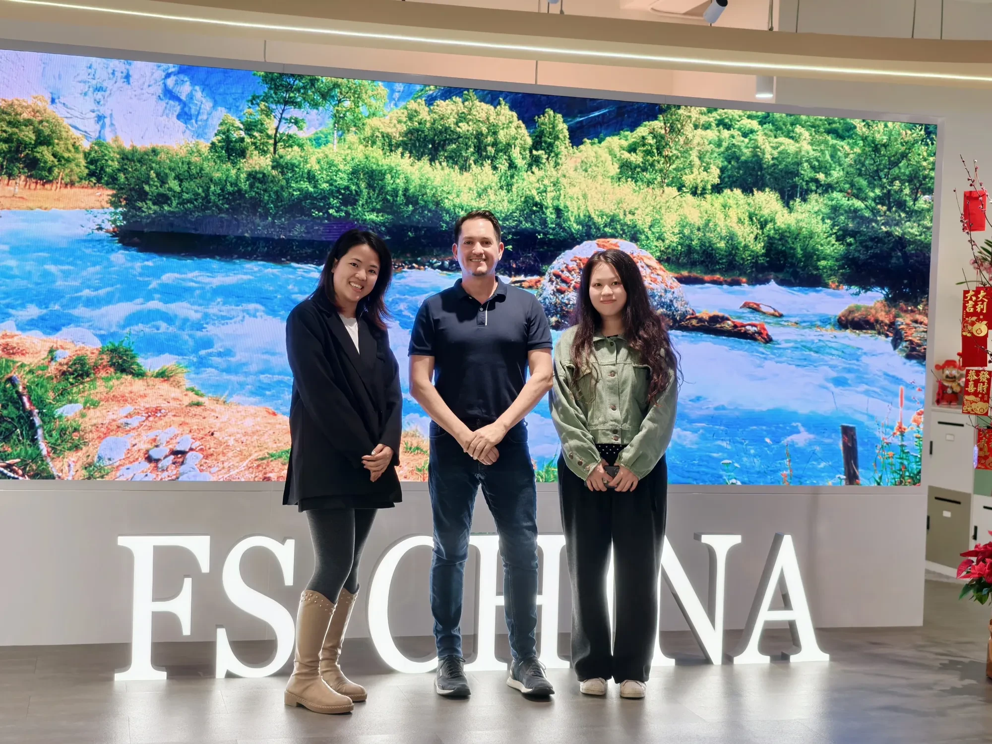Cliente occidental en nuestra oficina de Hong Kong frente al muro LED FS China.