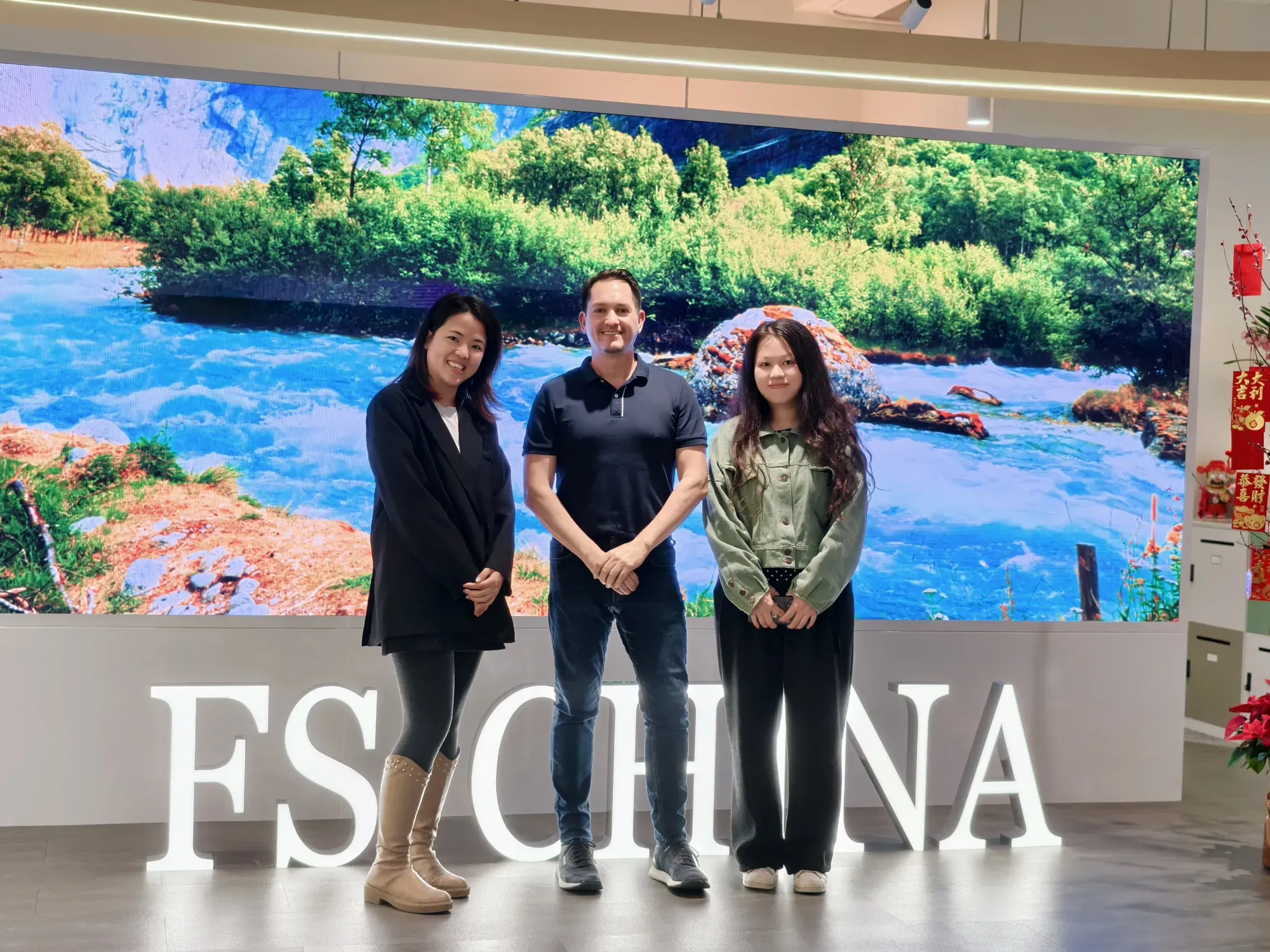 Cliente occidental en nuestra oficina de Hong Kong frente al muro LED FS China.