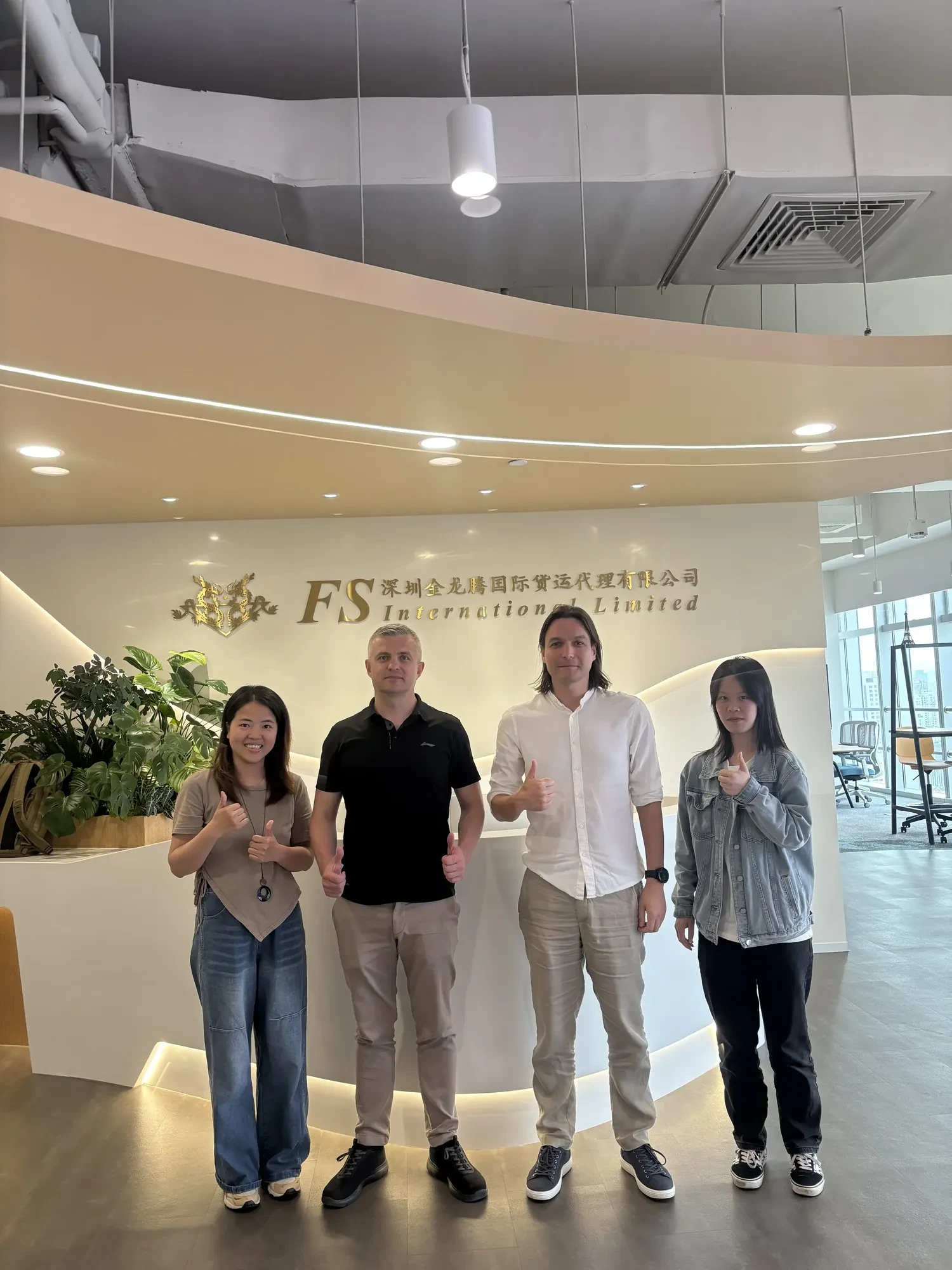 Aleksey y Anthony (ClickNFits) recibidos en la recepción de nuestra oficina de Shenzhen.