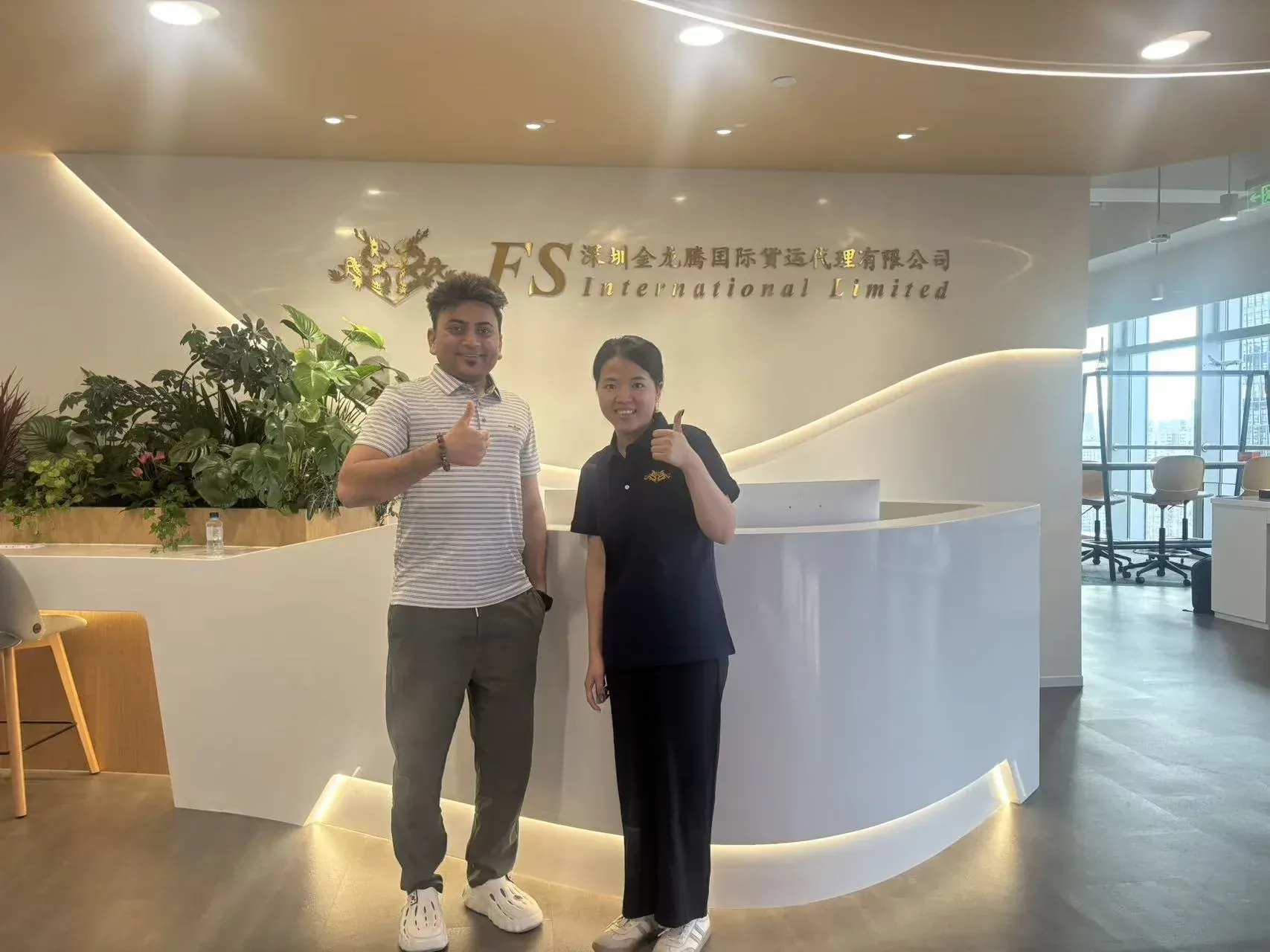 Bienvenida a un cliente indio en nuestra oficina de Shenzhen, en la recepción FS.