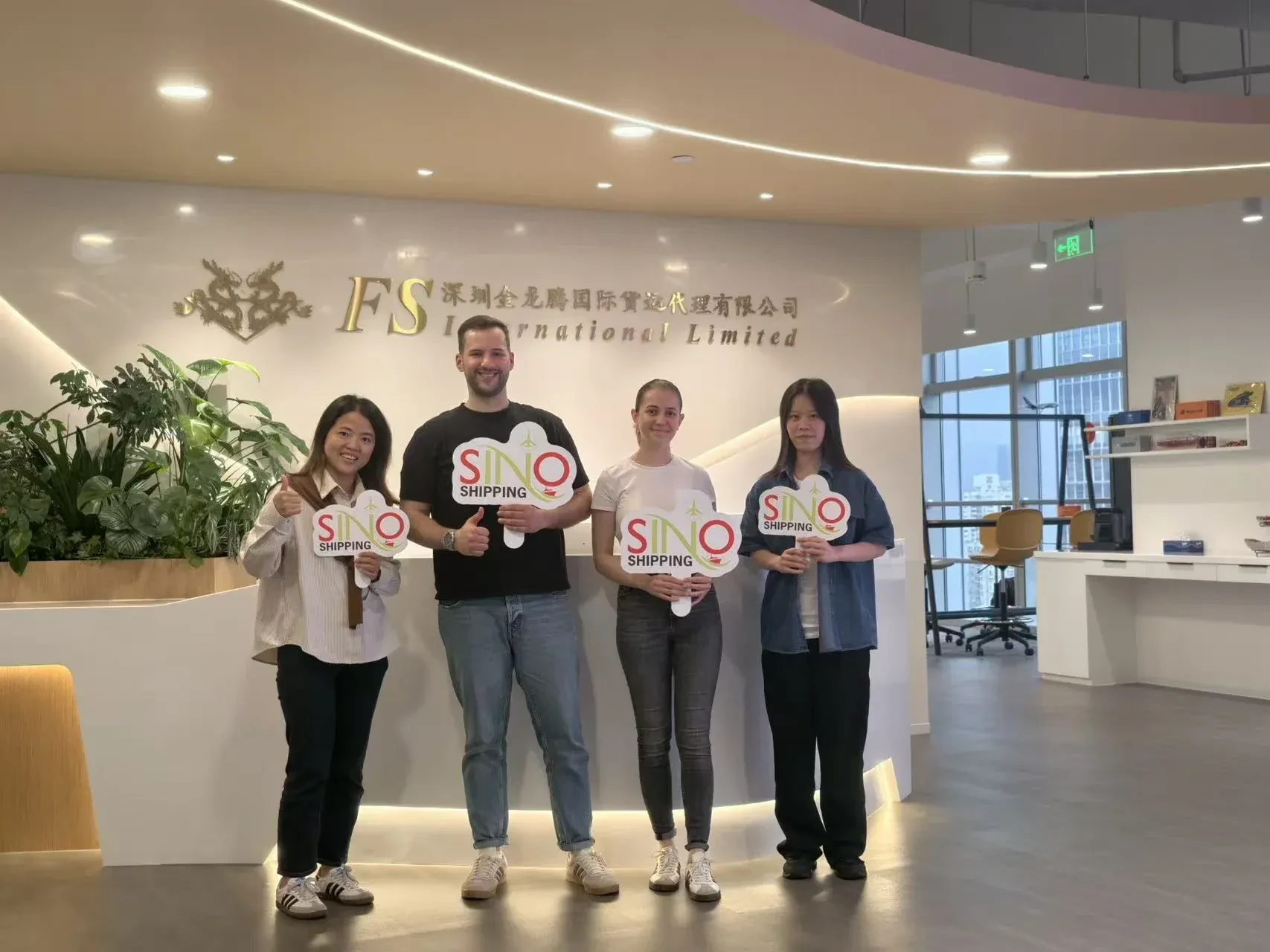 Ralf y su equipo recibidos en la recepción de nuestra oficina de Shenzhen.