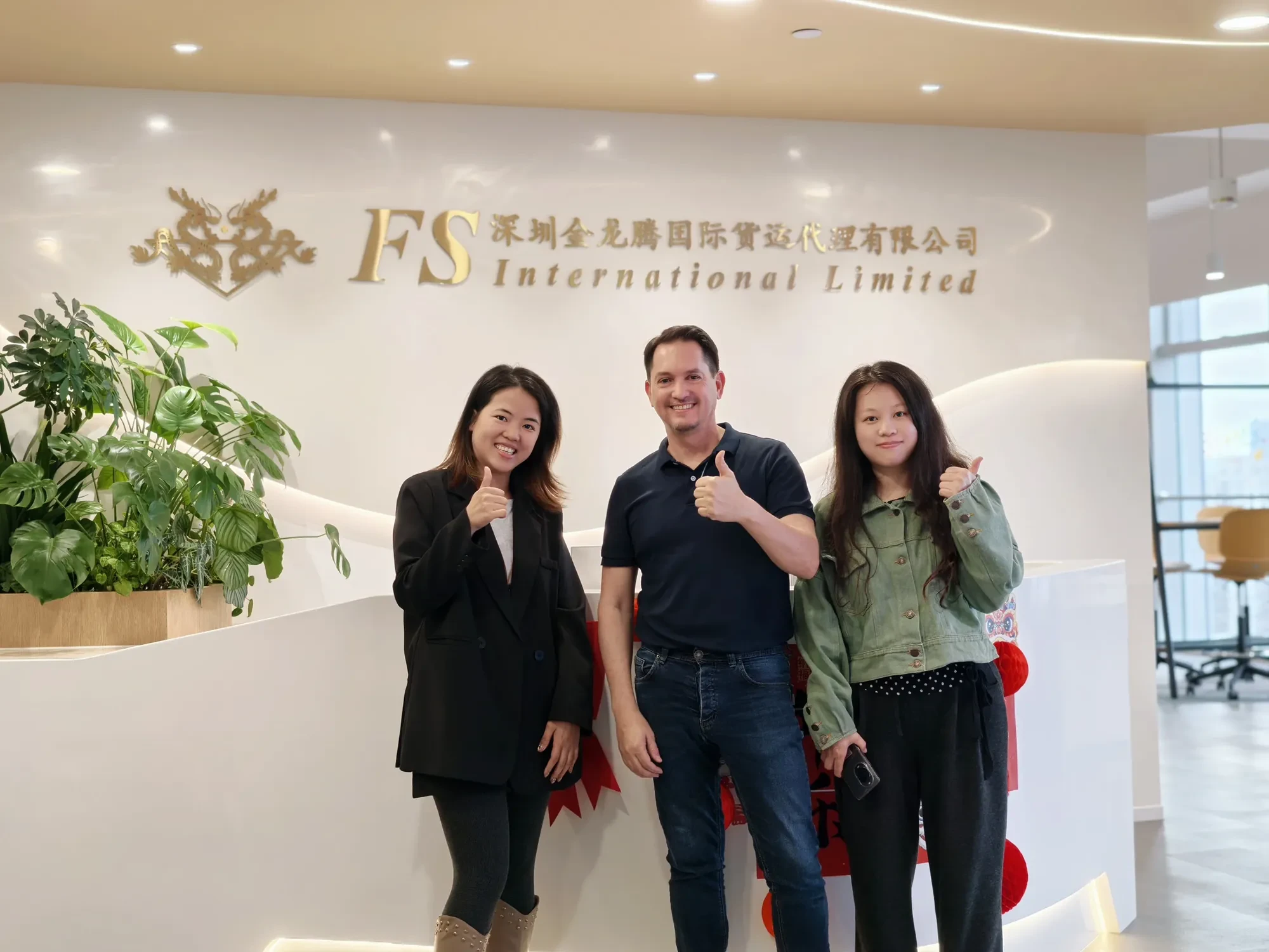 Equipo de SINO Shipping recibiendo clientes internacionales en la oficina de Shenzhen