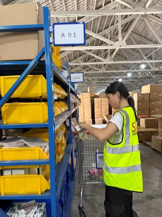 Picking en estanterías organizadas (A01–A03) en nuestro almacén de fulfilment.