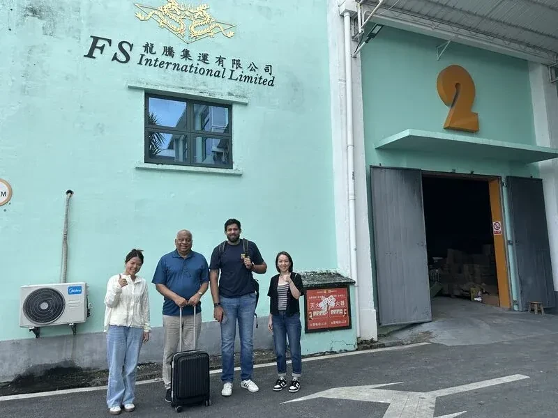 Clientes llegando al almacén FS International Limited para una visita guiada.