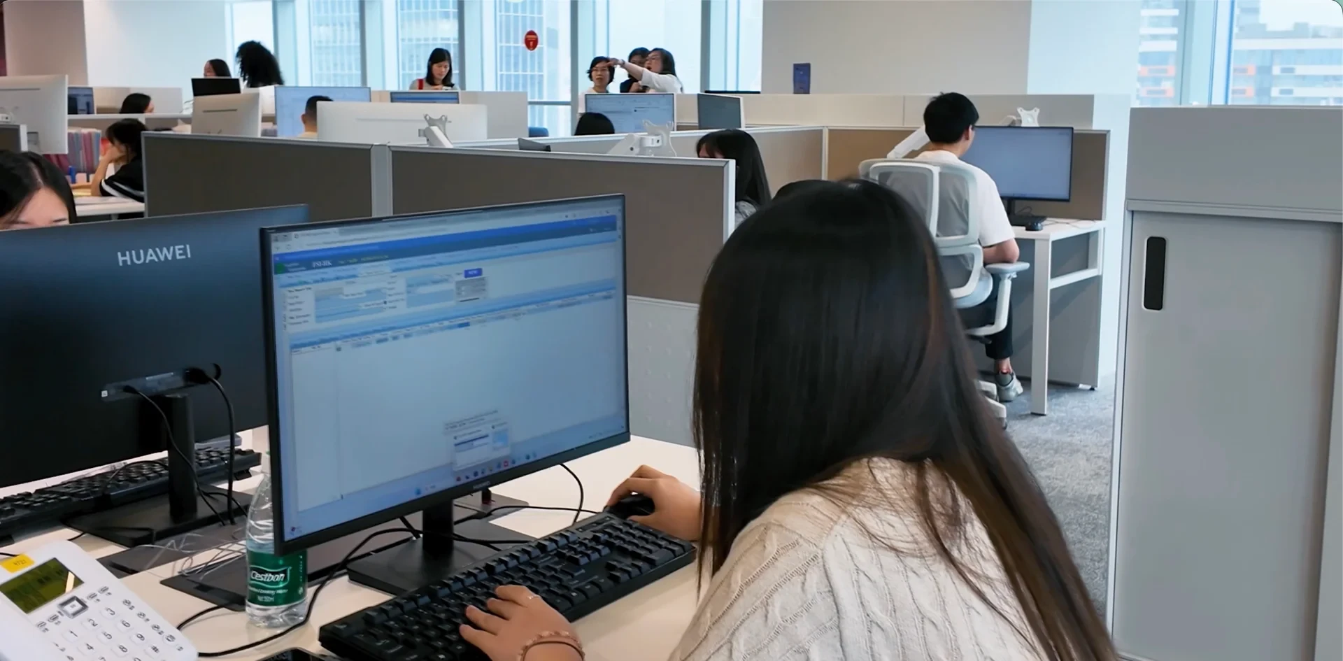 Equipo de SINO Shipping trabajando en la oficina de Shenzhen, coordinando los envíos de los clientes