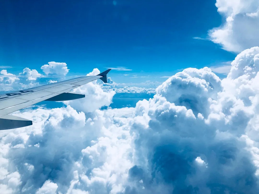 Ala de un avión sobre las nubes