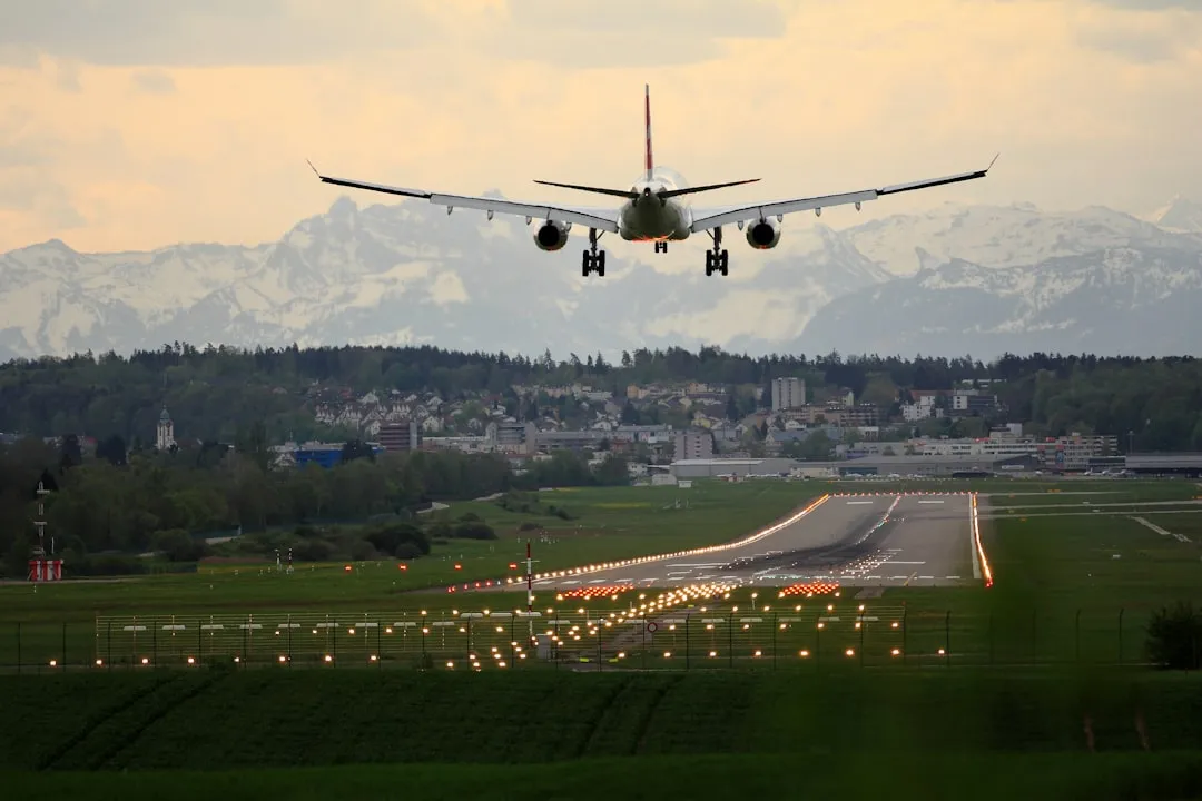 Avión de carga en la pista de un aeropuerto