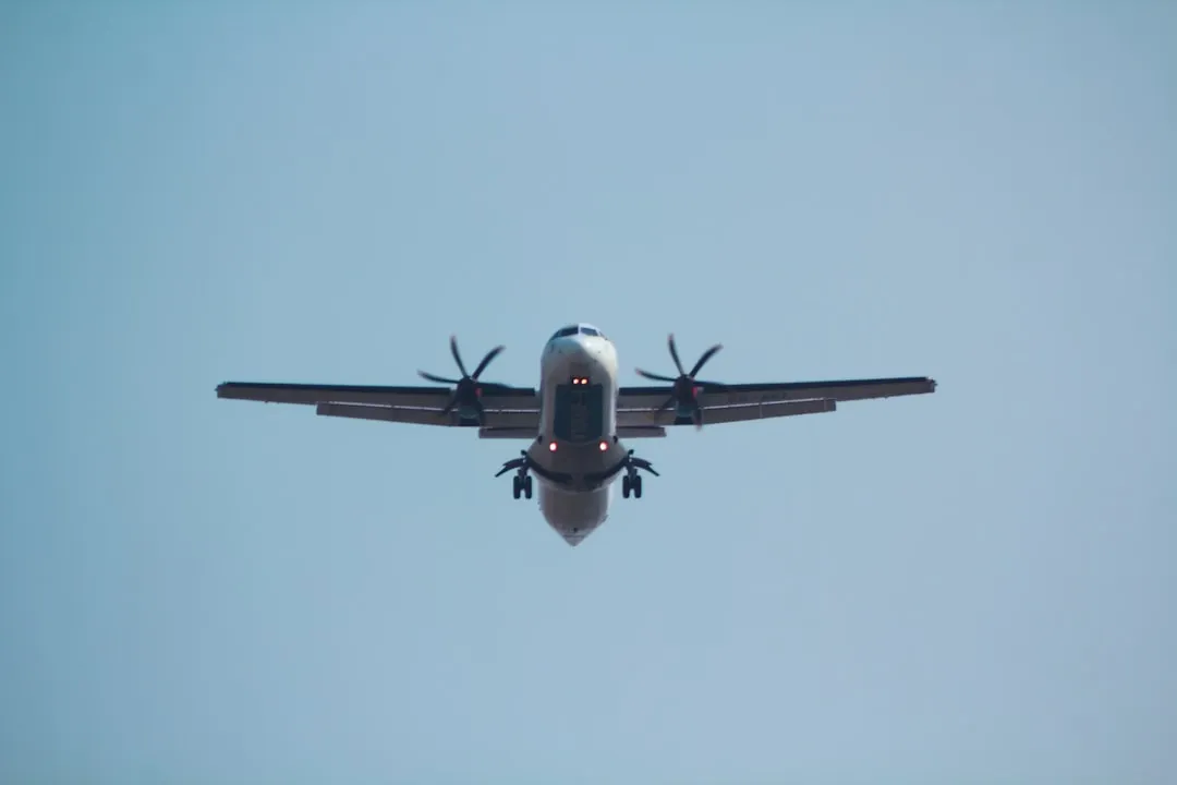 Avión de carga en vuelo
