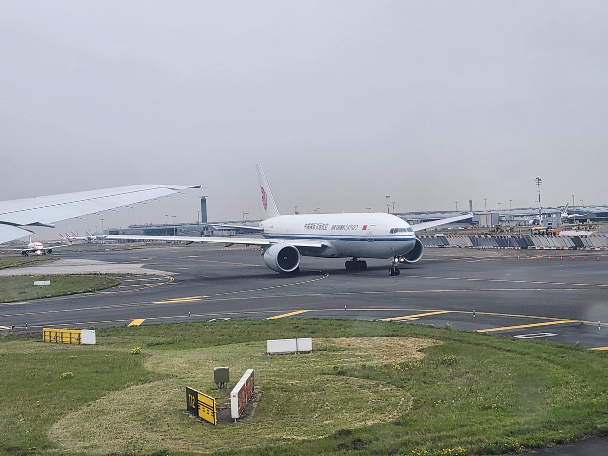 Aeronave Boeing 777F de Air China Cargo estacionada en la terminal del aeropuerto