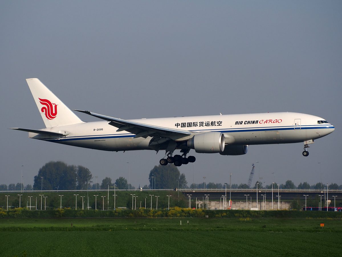 Air China Cargo Boeing 777F pousando — embarque aéreo da China