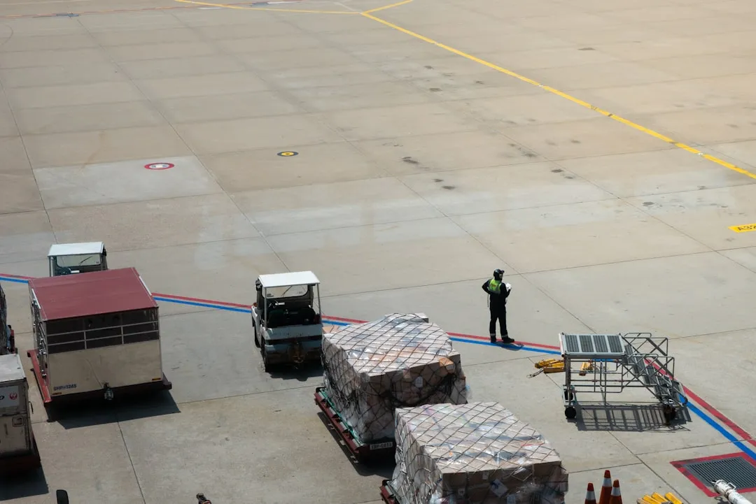 Personal de tierra en la pista del aeropuerto