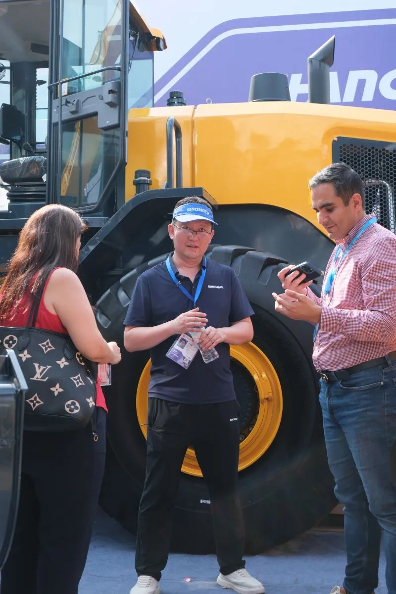 Compradores mexicanos conversando com um fabricante de máquinas pesadas na Canton Fair