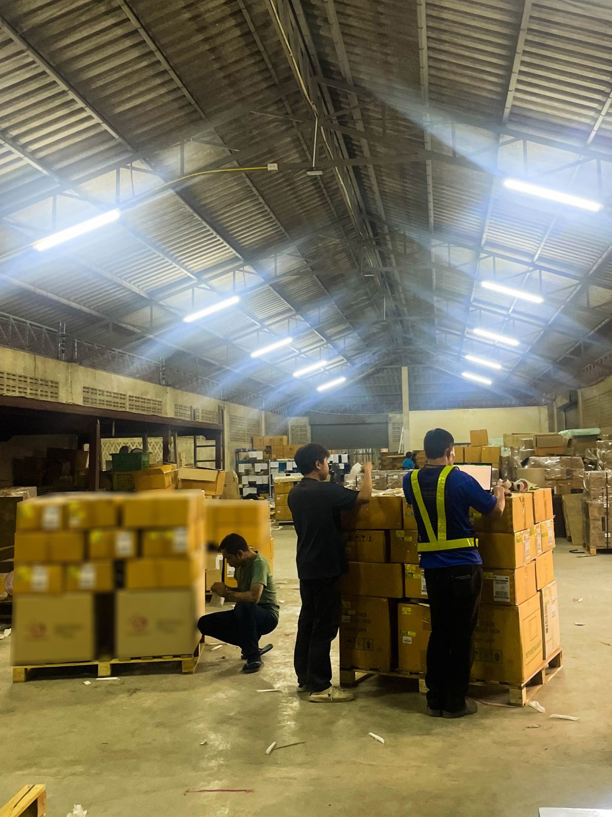 Trabajadores cargando mercancía paletizada en un contenedor — servicios de carga desde China