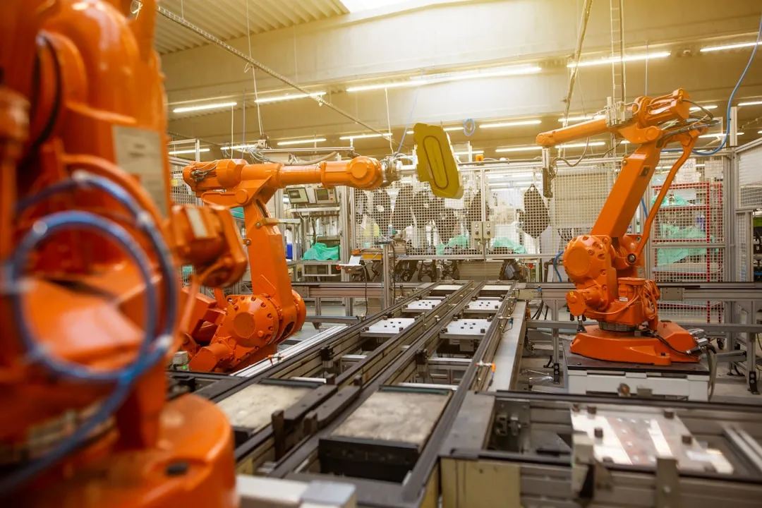 Línea de producción industrial en una fábrica con maquinaria