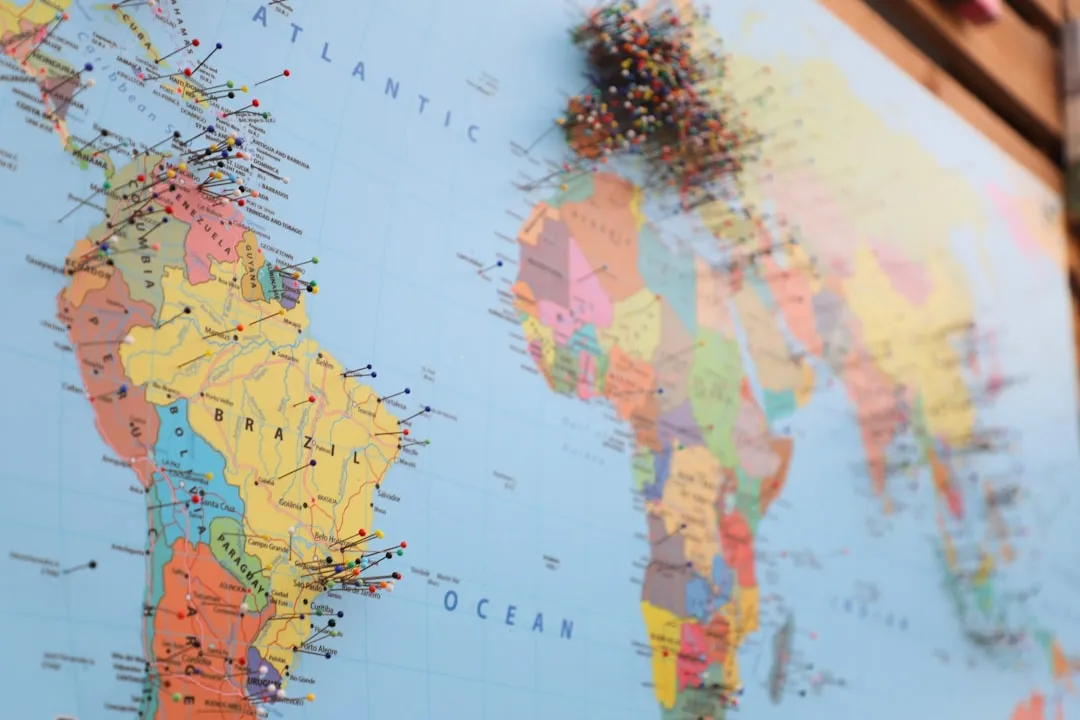 Mapa mundial con marcadores de ubicación