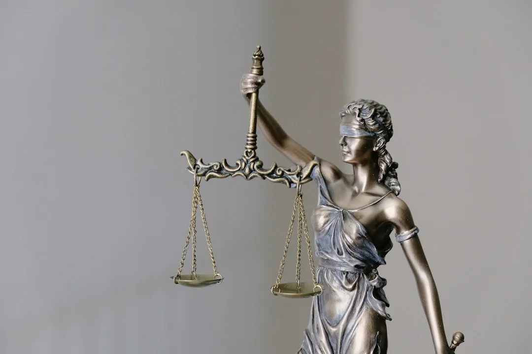 Estatua de la Dama de la Justicia sosteniendo una balanza