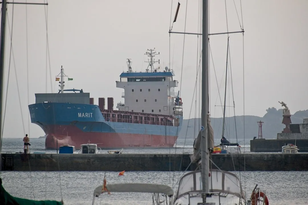 Gran buque de carga navegando hacia un puerto