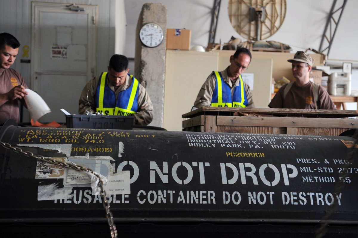 Agentes de aduana inspeccionando contenedores durante el despacho de importación