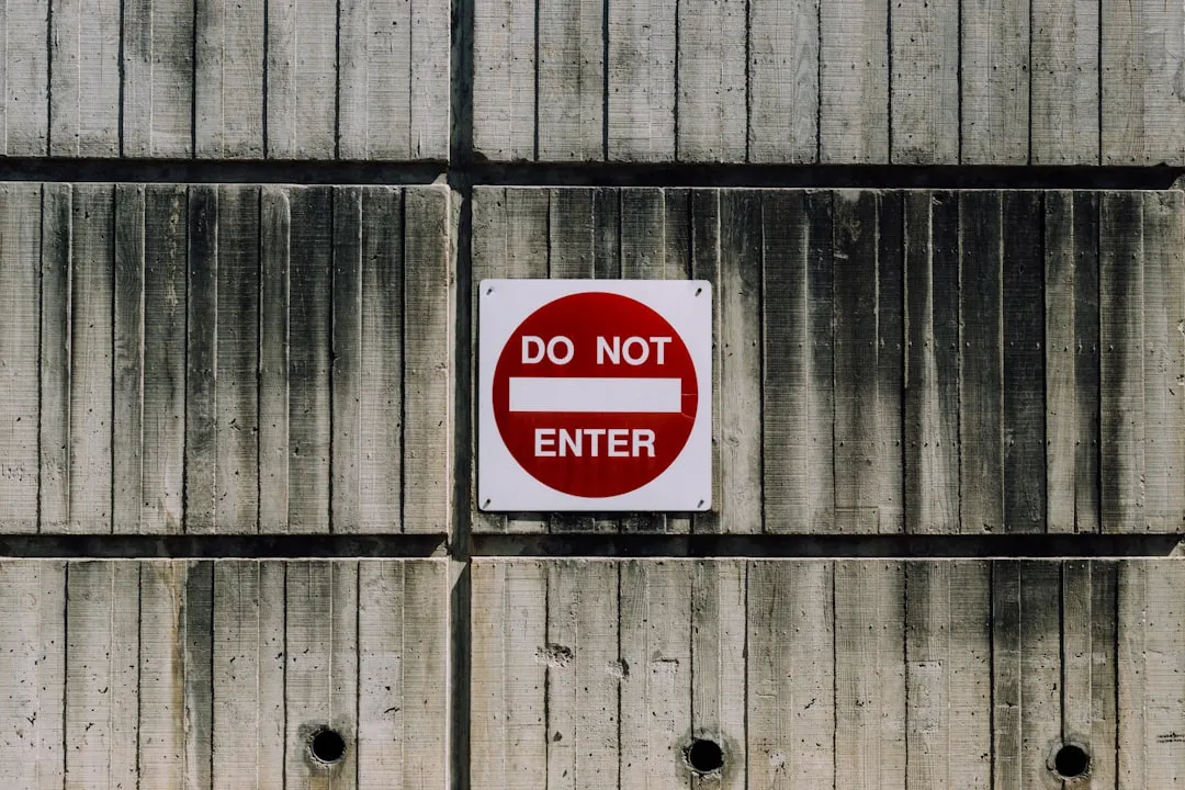 Señal de prohibido el paso en rojo y blanco