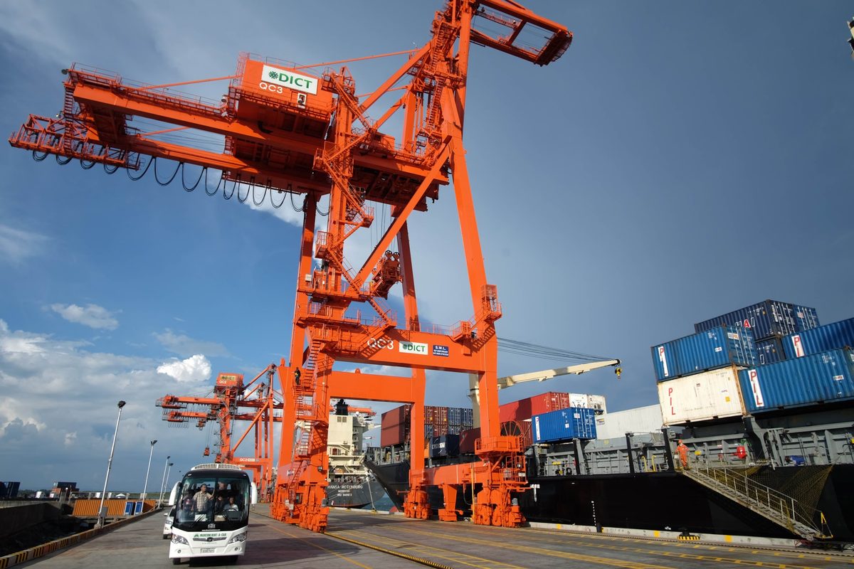 Grúas pórtico ship-to-shore en una terminal de contenedores moderna