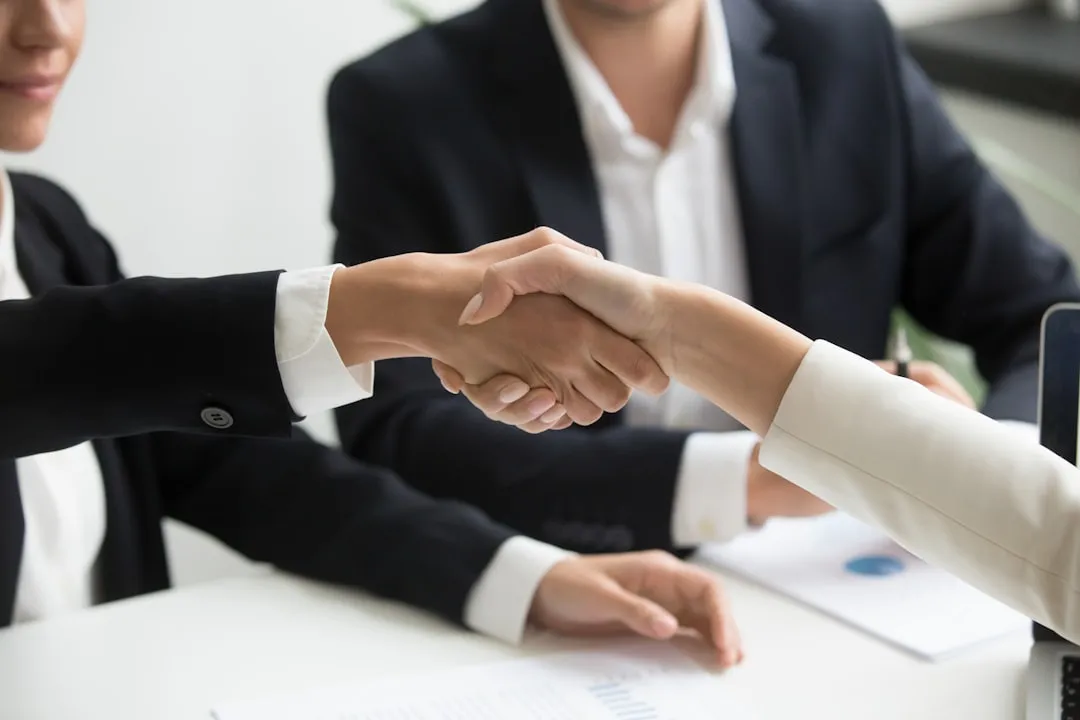 Socios comerciales estrechándose la mano