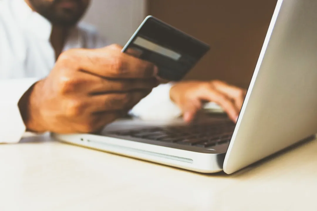 Compras en línea desde una computadora portátil