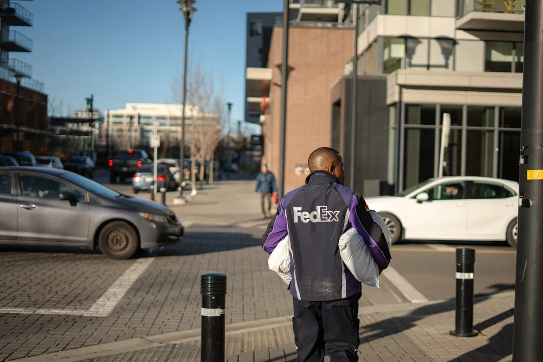 Mensajero caminando por la ciudad con un paquete