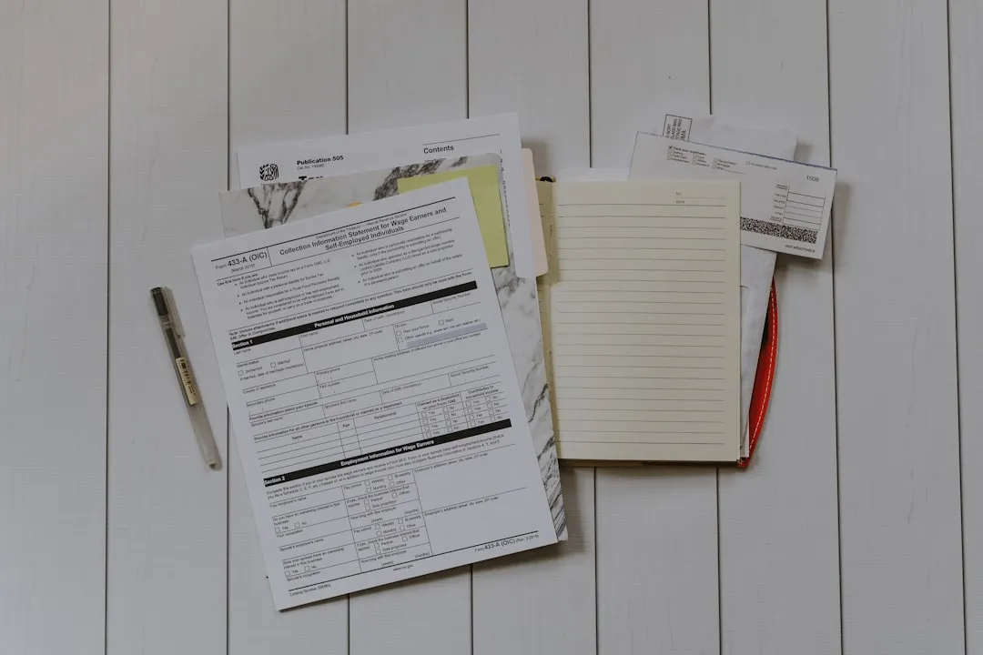 Documentación y trámites aduaneros sobre un escritorio