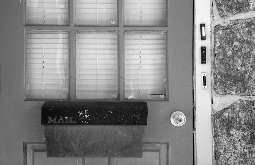 Buzón en la puerta de entrada de una vivienda