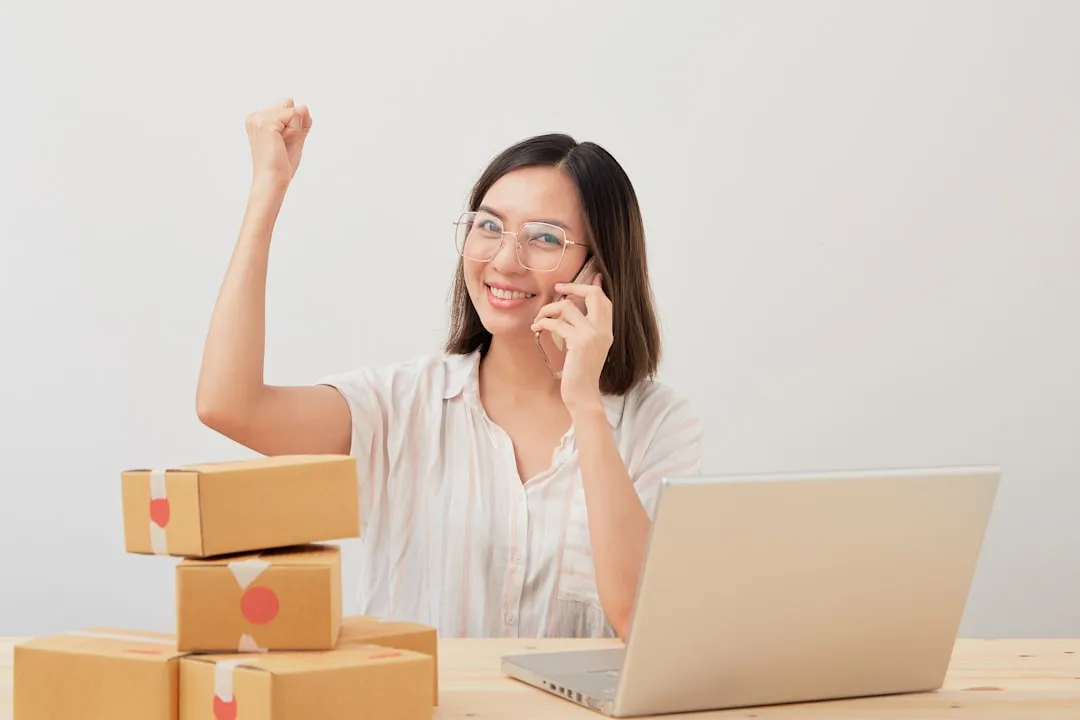Persona comprando en línea desde una computadora portátil