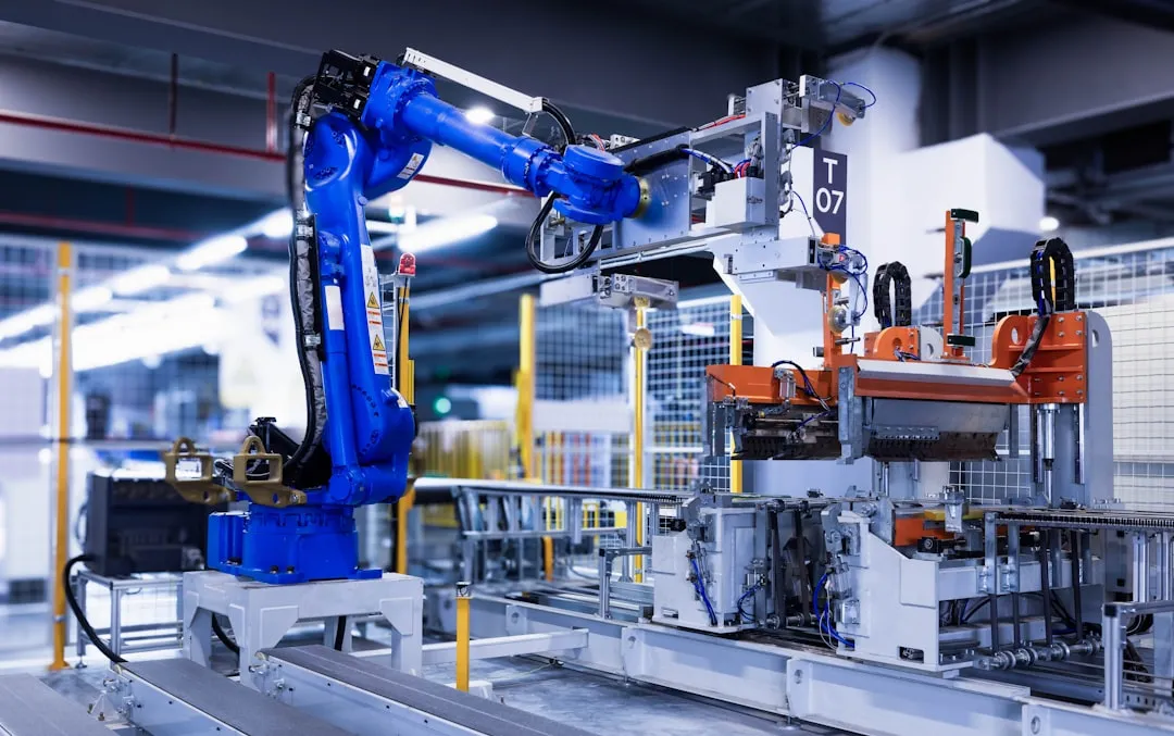 Brazo robótico industrial en una instalación