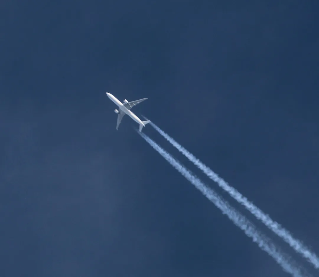 Un avión de carga en vuelo