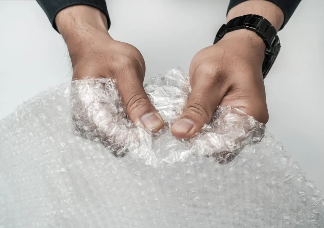 Envoltura de un paquete con material de protección