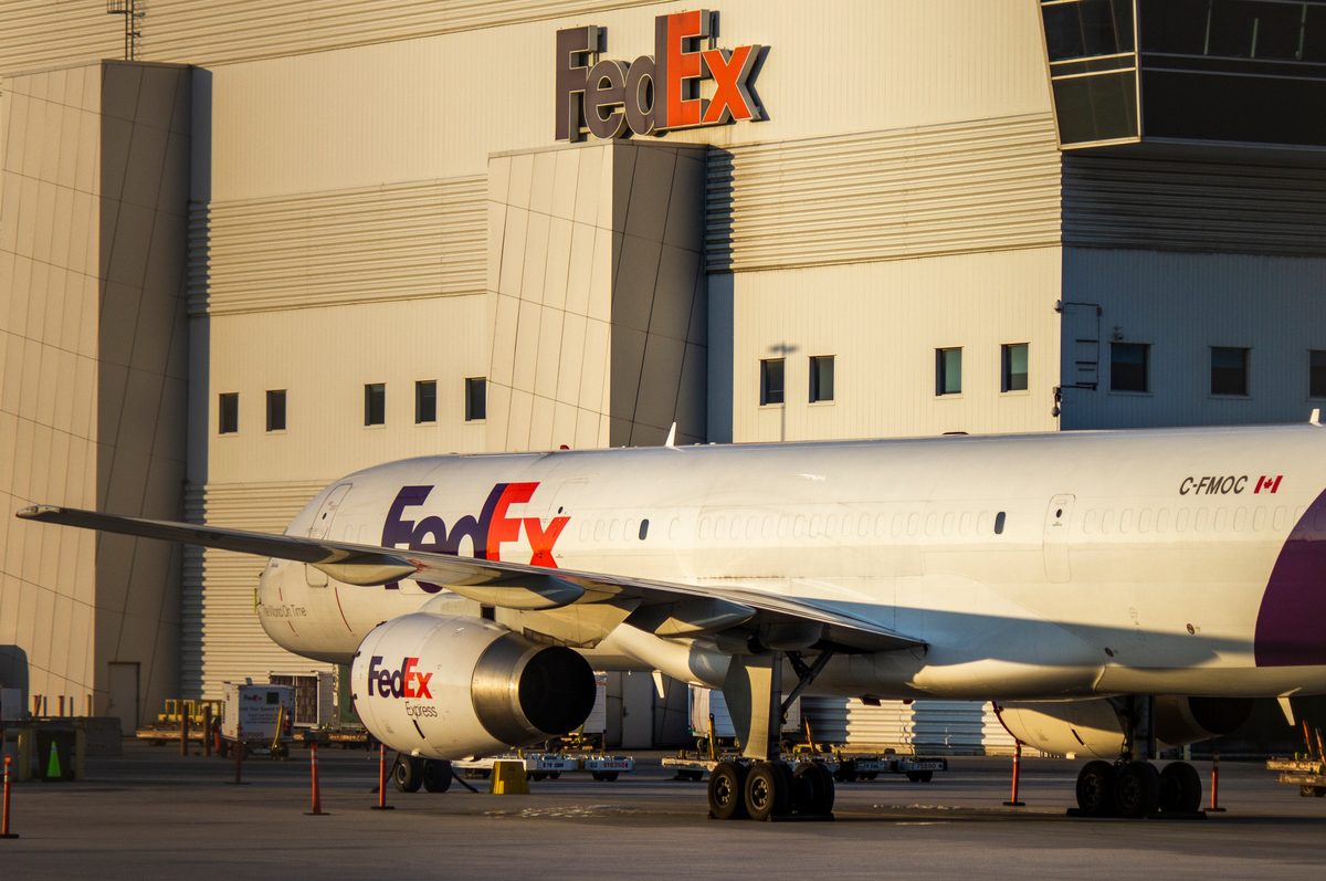 Avión de carga FedEx Boeing 757-200F al atardecer — envíos exprés de mensajería desde China