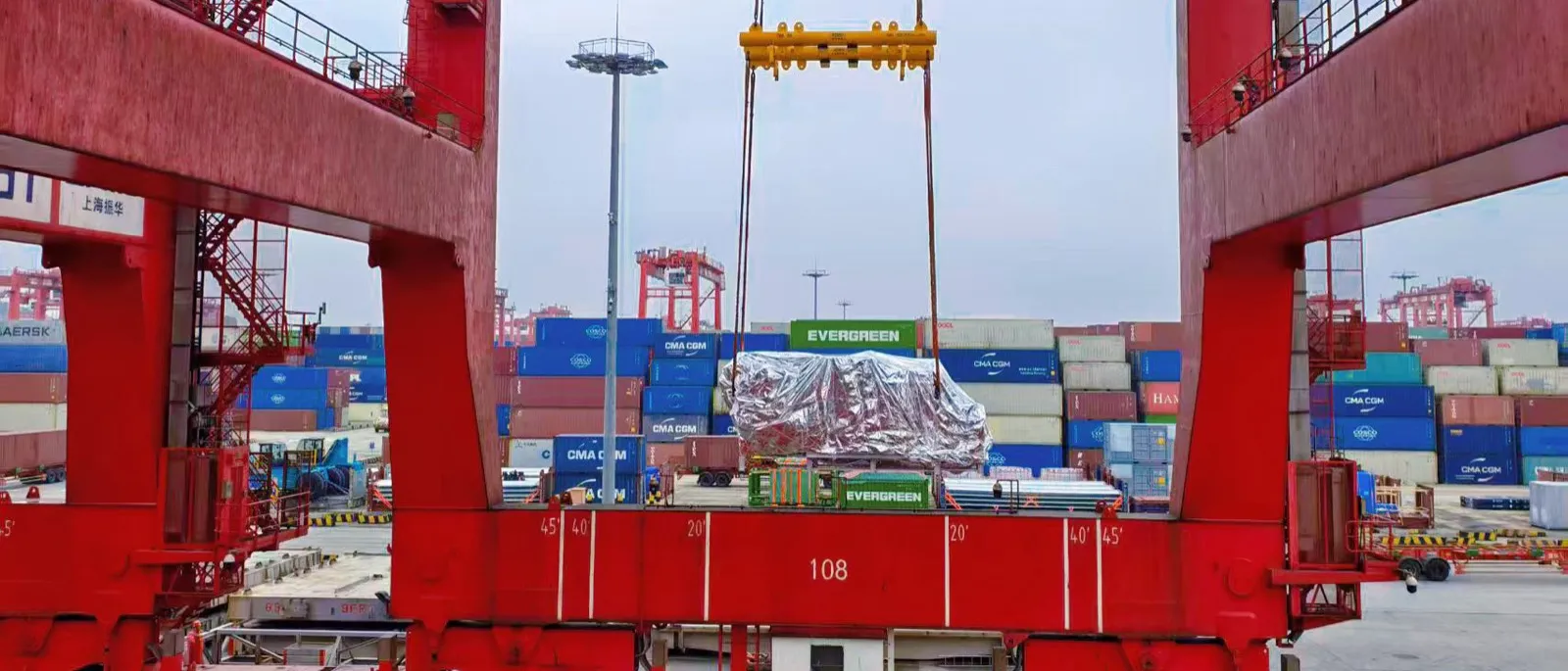 Contenedores cargándose en un puerto del sur de China para envíos Amazon FBA hacia Estados Unidos