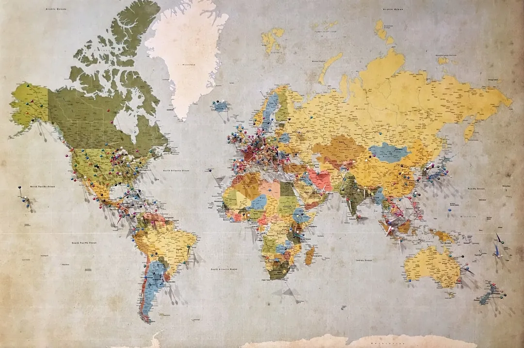 Contenedores de transporte y un mapa del mundo