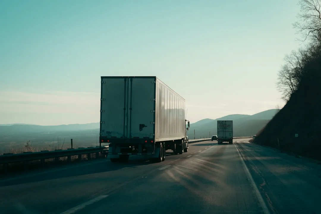 Camiones de carga en una autopista