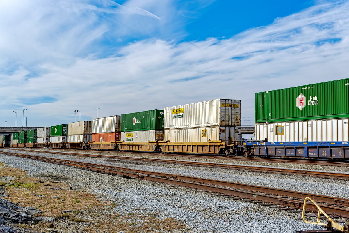 Contenedores intermodales en plataformas ferroviarias en una terminal logística