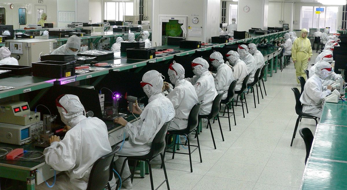 Línea de ensamblaje de electrónicos en fábrica de Shenzhen — manufactura china