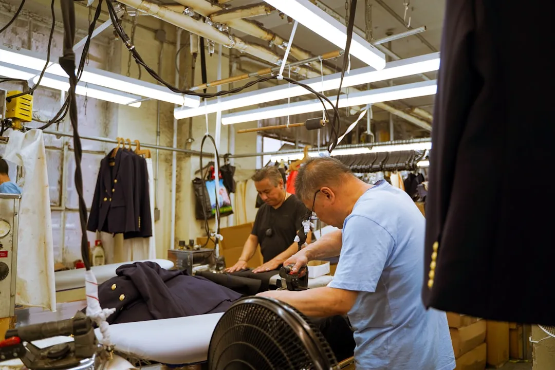 Ropa en una línea de confección