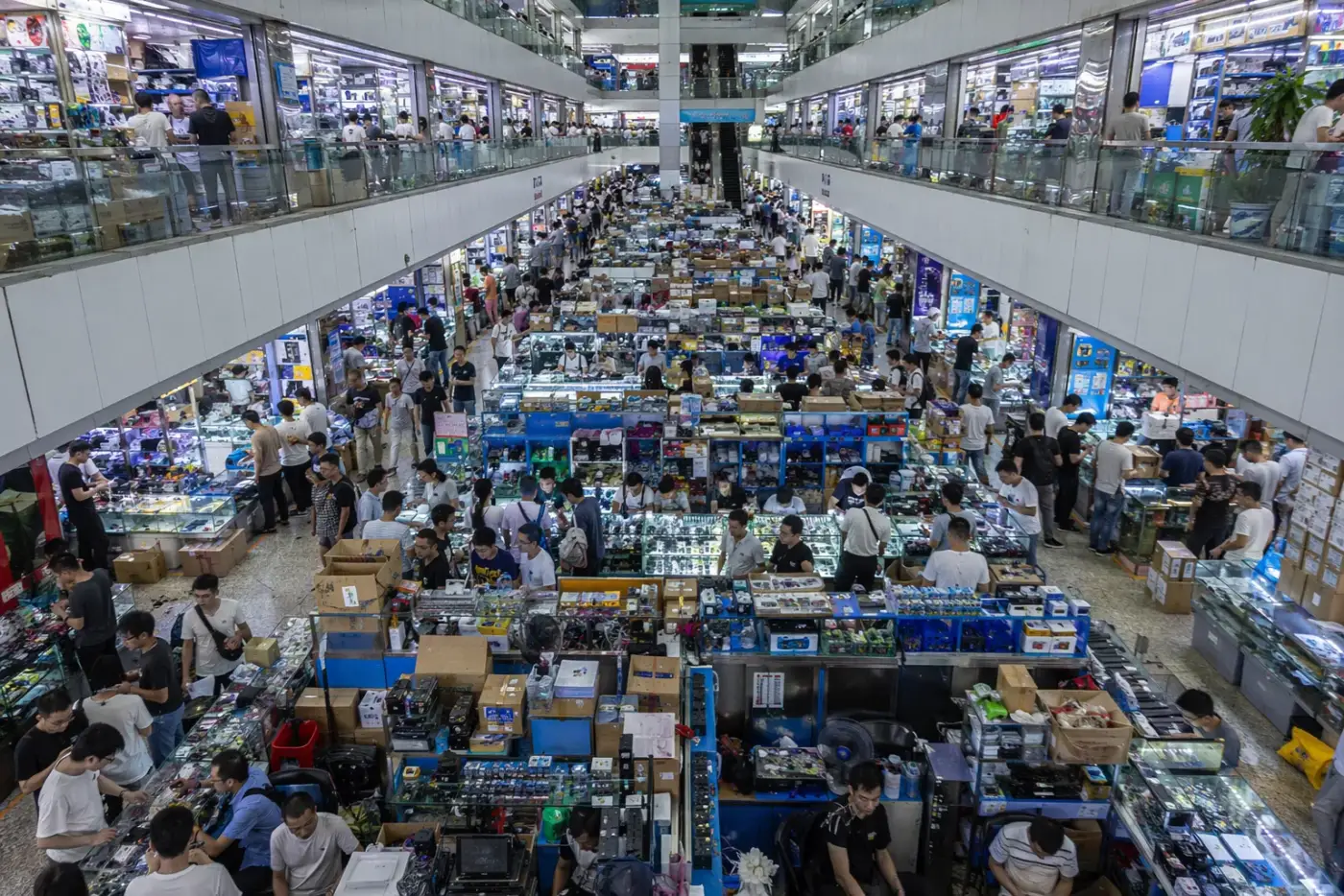 Centro comercial atestado de electrónica en Huaqiangbei, Shenzhen, con stands que venden componentes y gadgets