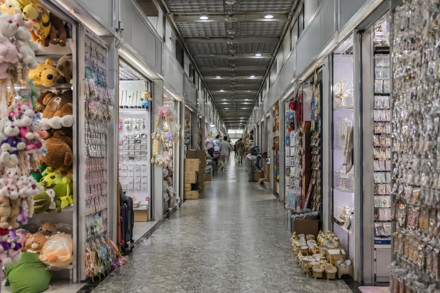 Largo pasillo de stands de misceláneos dentro de Yiwu International Trade City, Zhejiang