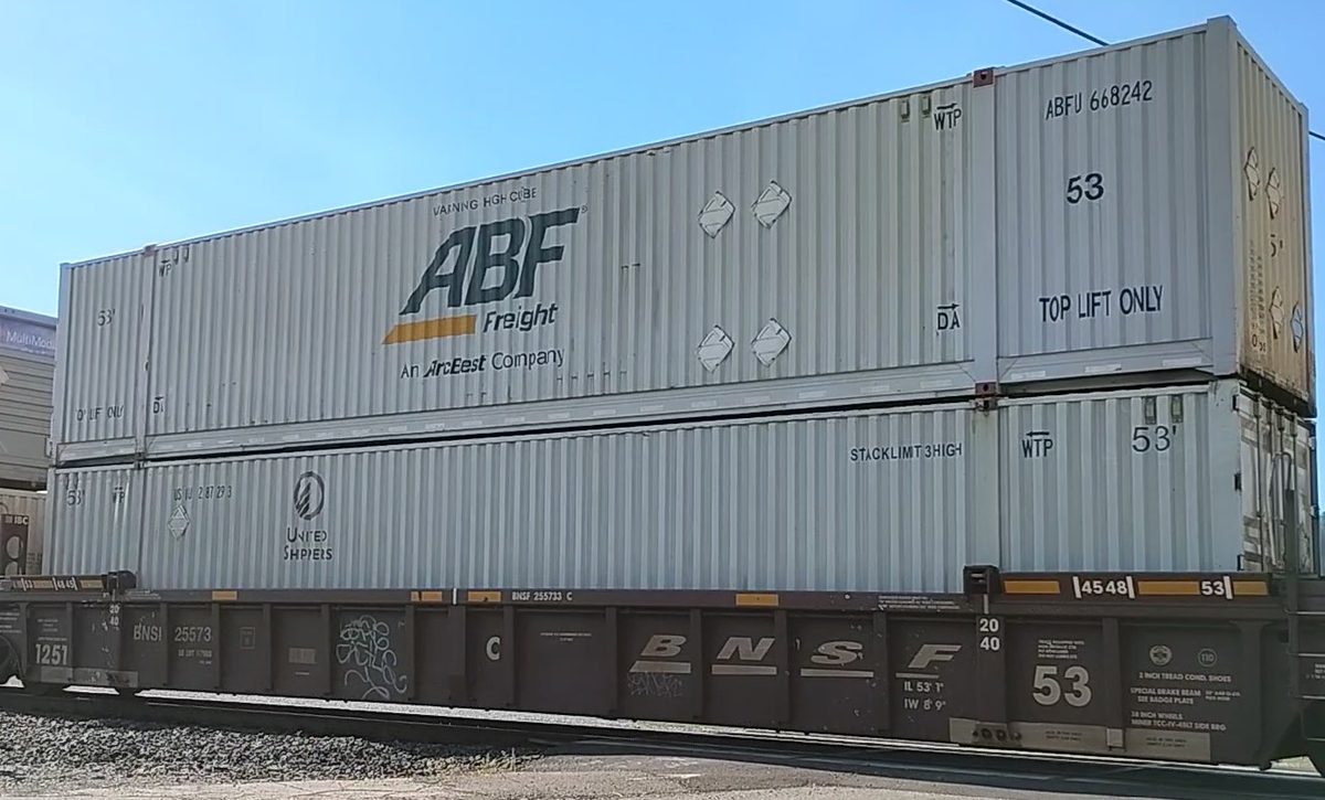 Tren de carga doble estiba transportando contenedores a larga distancia