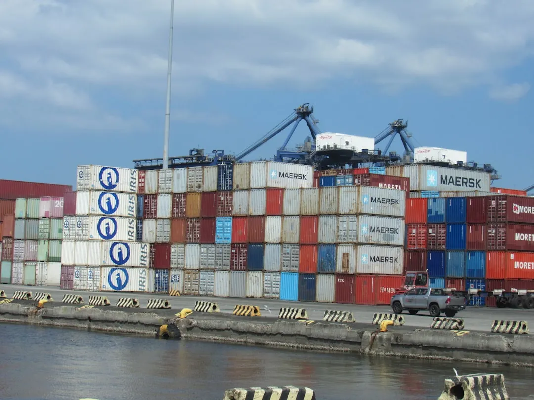 Contenedores de transporte apilados en una terminal con mucha actividad