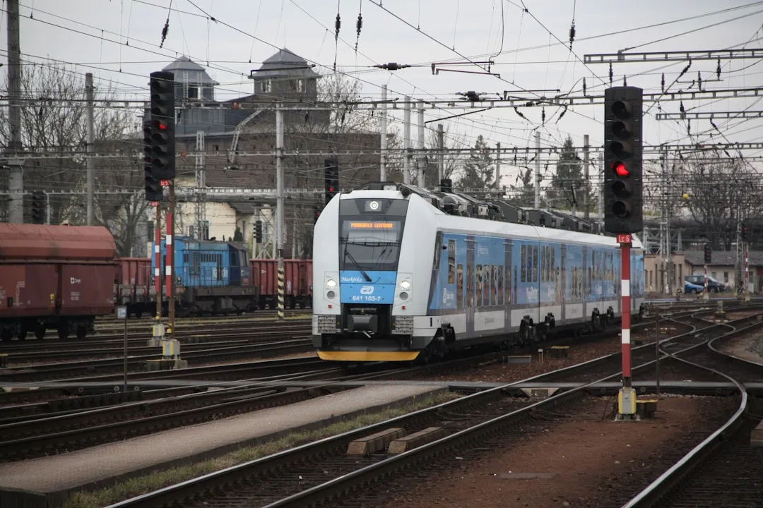 Tren moderno en una estación ferroviaria europea