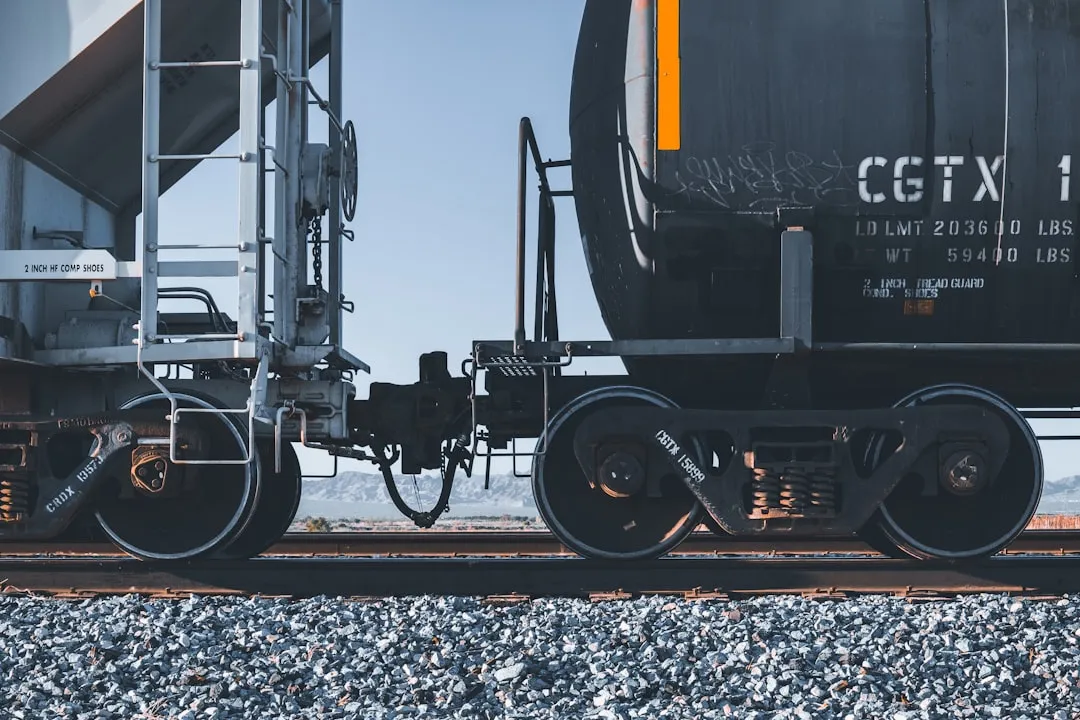 Tren de carga industrial sobre las vías